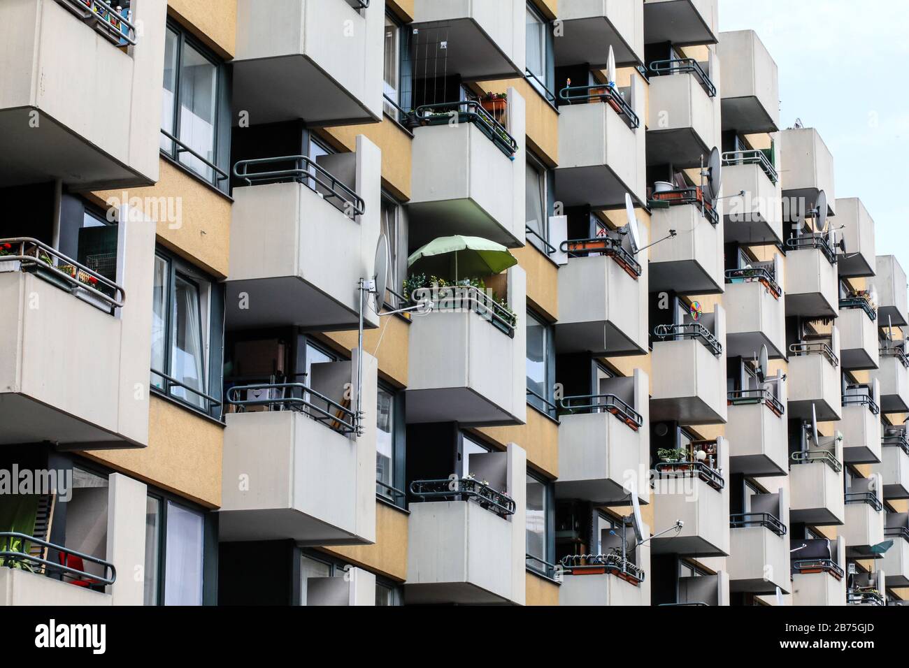 Blick auf ein Wohnhaus aus den 70er Jahren, auf einigen Balkonen sind Satellitenschüsseln für den TV-Empfang angebracht, am 03.05.2018 [automatisierte Übersetzung] Stockfoto
