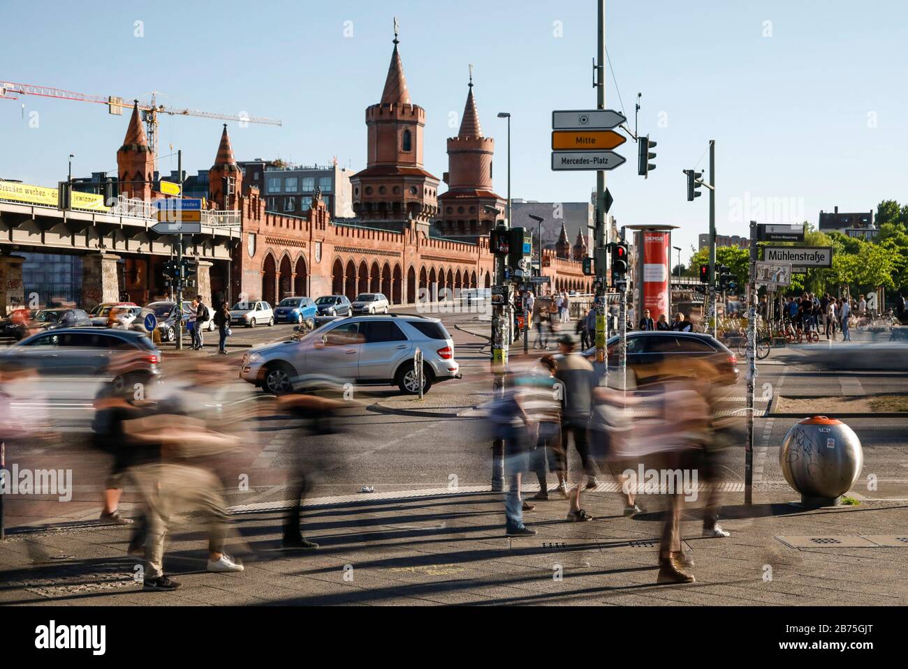 Eine lange Belichtungszeit zeigt Fußgänger an einem Straßenübergang an der Berliner Oberbaumbrücke, am 05.05.2018. [Automatisierte Übersetzung] Stockfoto