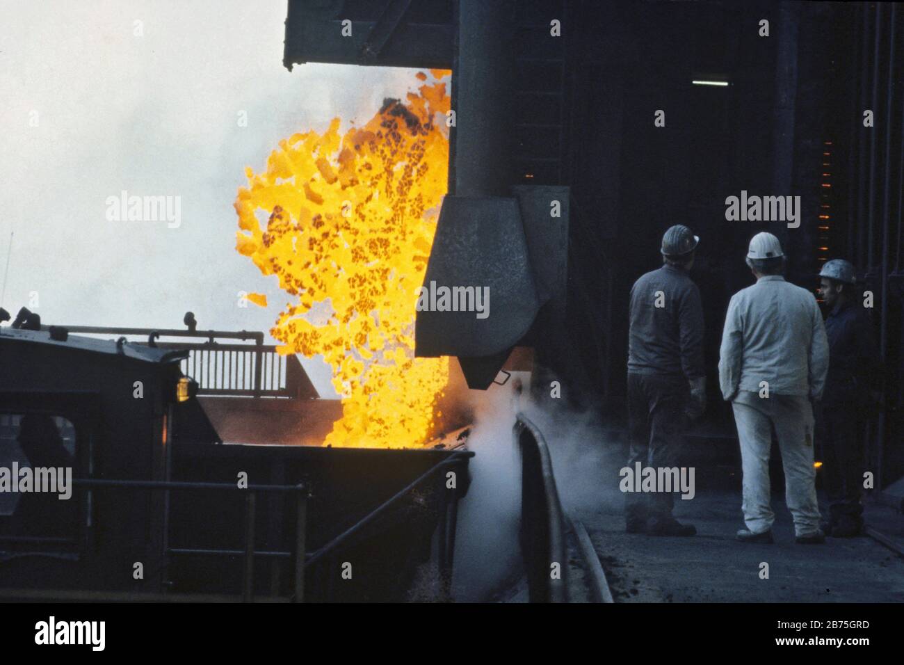 Brennender Koks fällt am 17. November 1985 aus dem Koksofen in die Brandmaschine der Kokerei Zollverein. [Automatisierte Übersetzung] Stockfoto