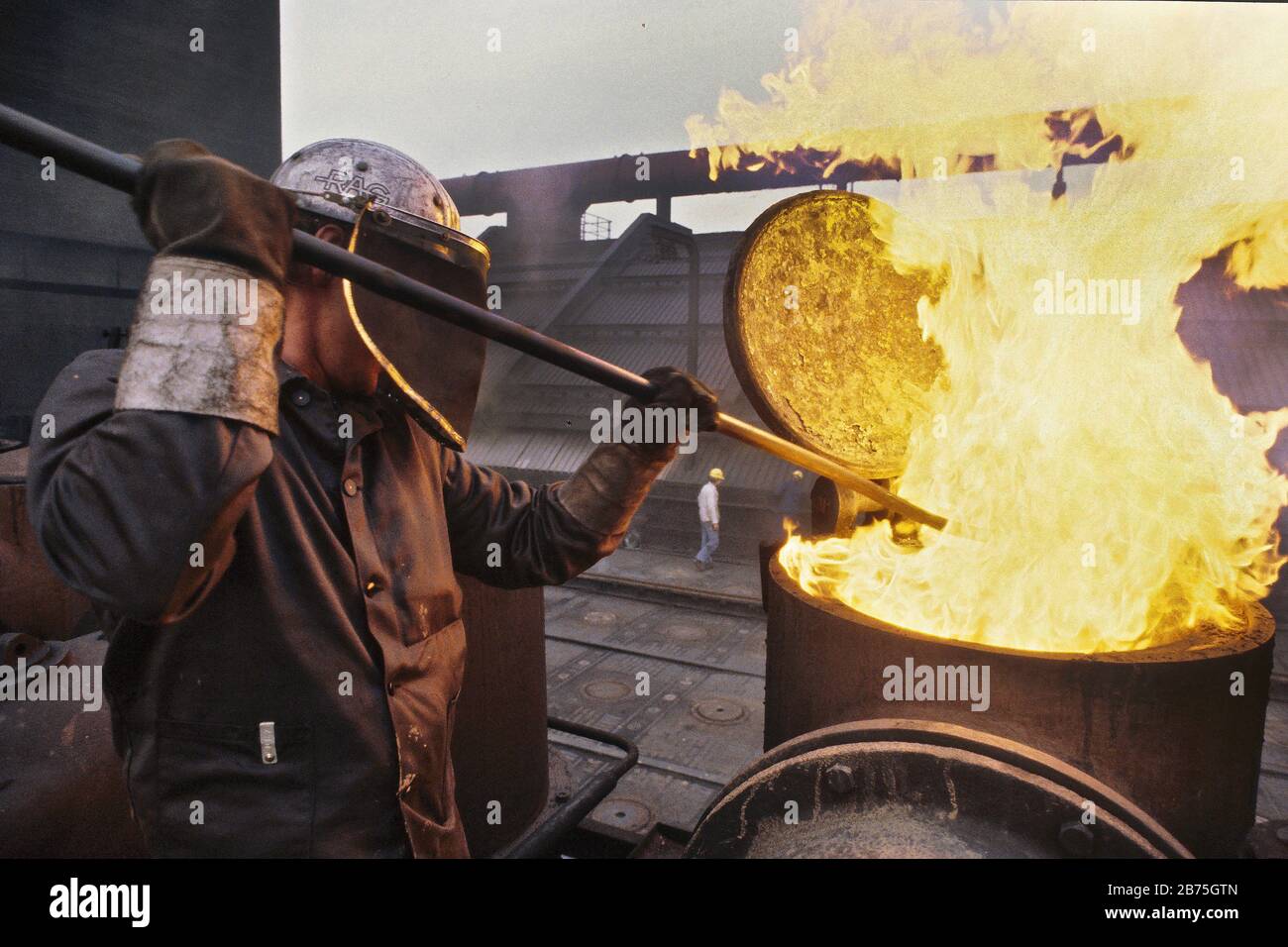 Arbeiter an der Ofendecke der Kokerei Zollverein am 17.11.1985. [Automatisierte Übersetzung] Stockfoto