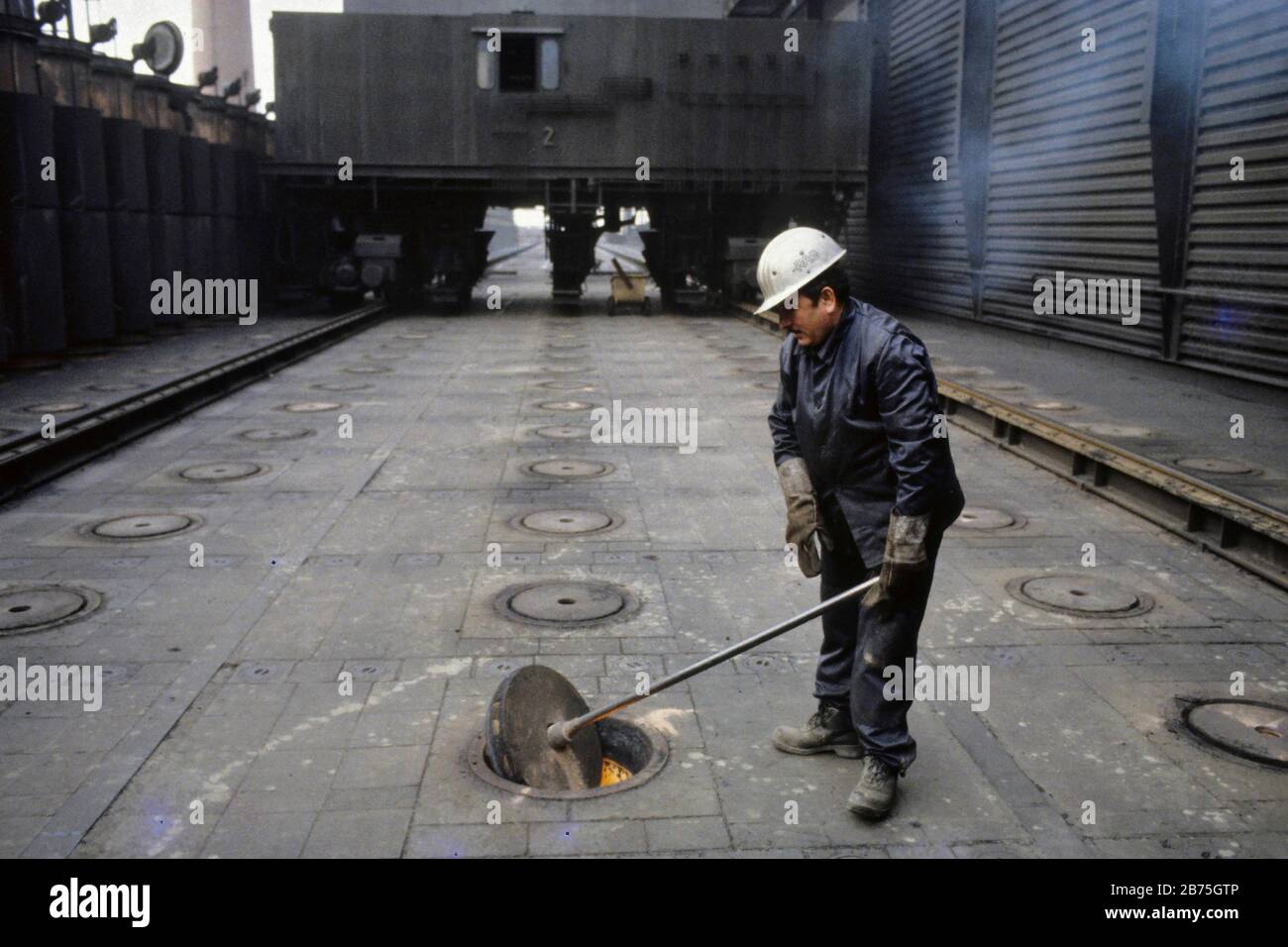 Arbeiter an der Ofendecke der Kokerei Zollverein am 17.11.1985. [Automatisierte Übersetzung] Stockfoto