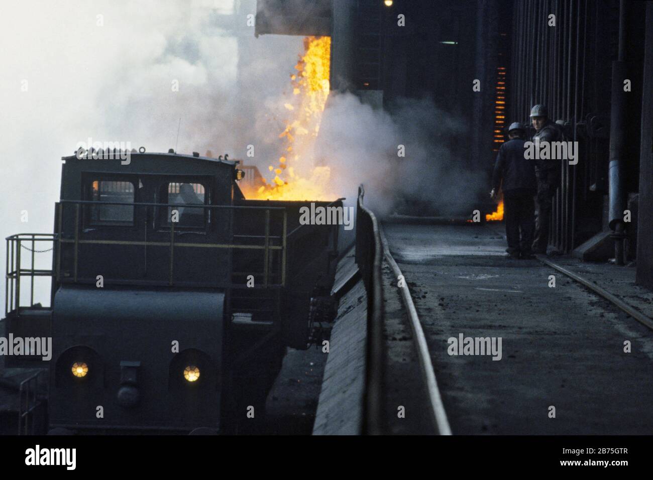 Brennender Koks fällt am 17. November 1985 aus dem Koksofen in die Brandmaschine der Kokerei Zollverein. [Automatisierte Übersetzung] Stockfoto