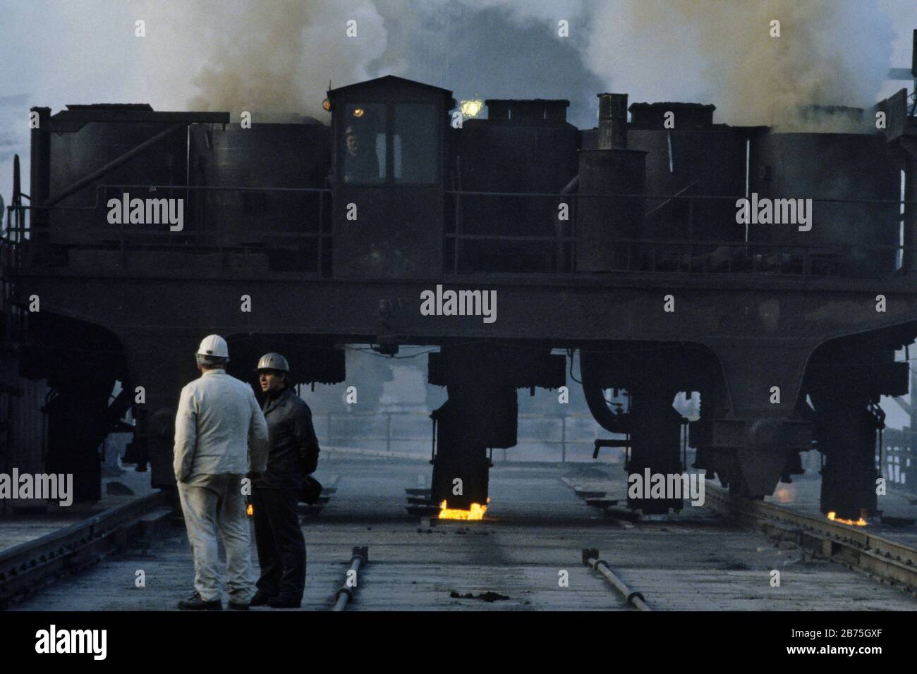 Der Füllwagen auf dem Ofendach der Kokerei Zollverein füllt die Öfen am 17.11.1985 mit Kohle von oben. [Automatisierte Übersetzung] Stockfoto