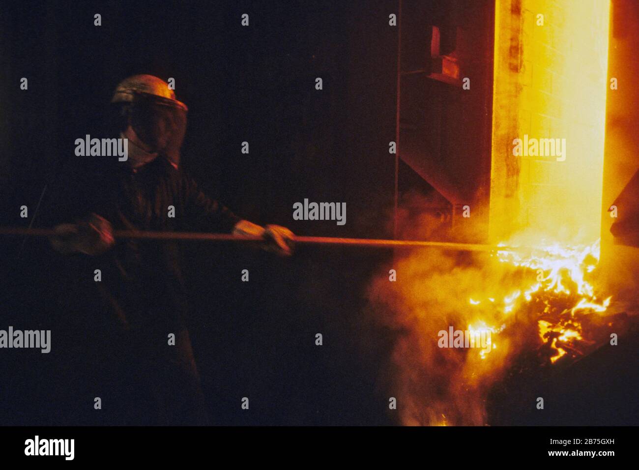 Brennender Koks fällt am 17. November 1985 in der Kokerei Zollverein aus dem Koksofen. [Automatisierte Übersetzung] Stockfoto