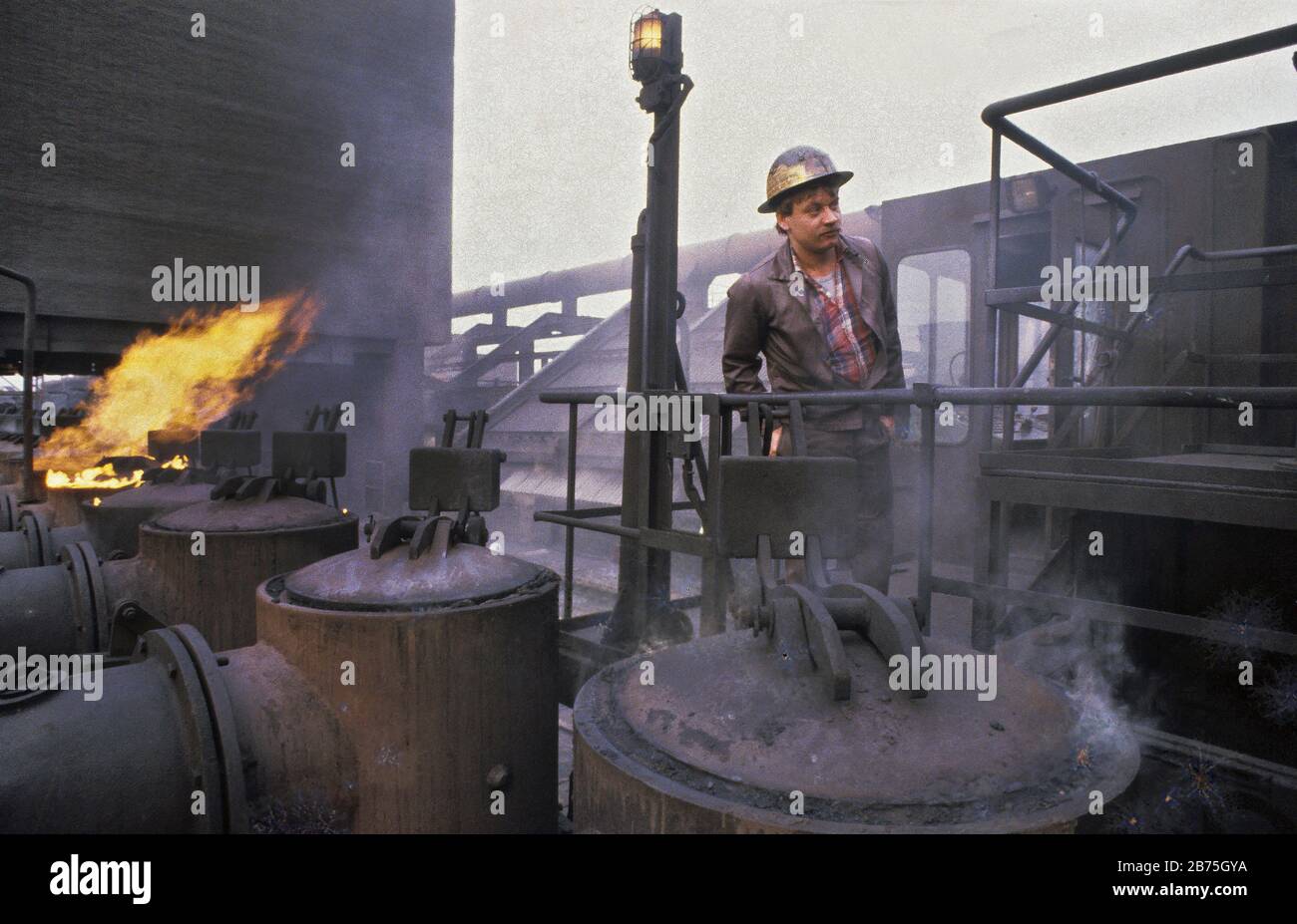 Arbeiter an einem Füllwagen auf dem Ofendach der Kokerei Zollverein am 17.11.1985. [Automatisierte Übersetzung] Stockfoto
