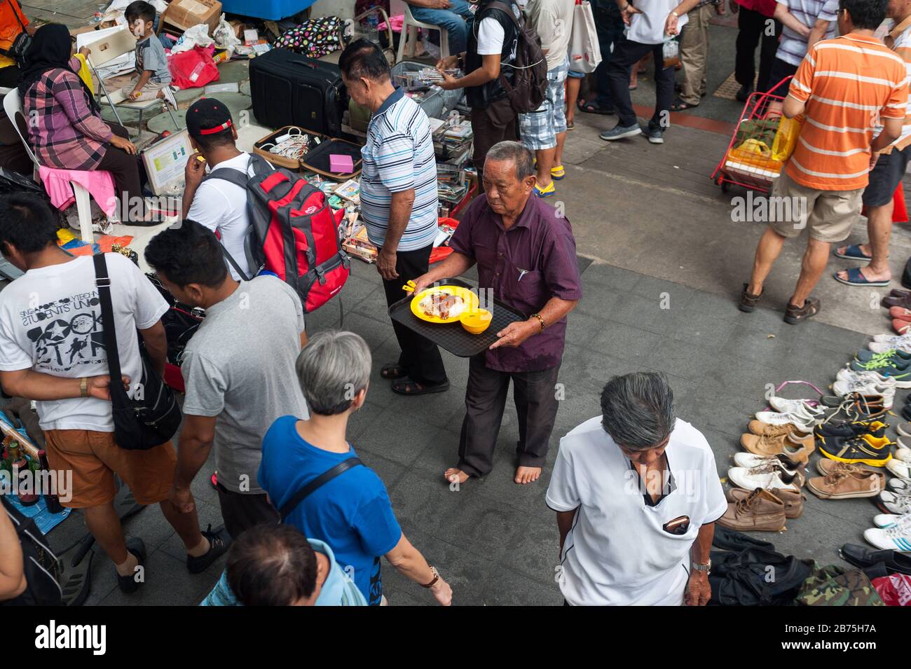 11.03.2018, Singapur, Republik Singapur, Asien - Menschen kavort auf einem Flohmarkt neben dem Crete Ayer Platz im singapurischen Chinatown Viertel. [Automatisierte Übersetzung] Stockfoto