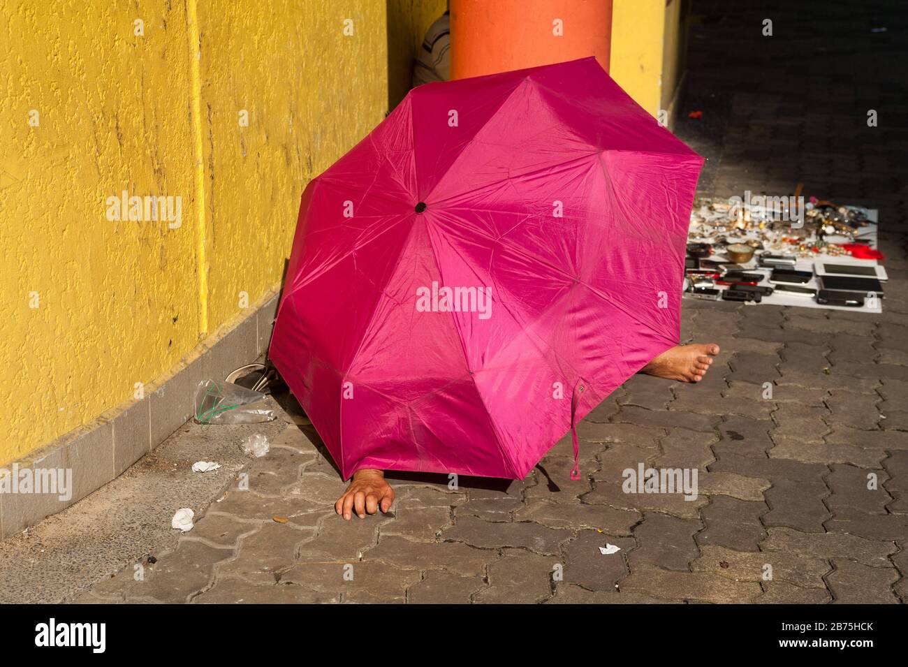 31.03.2018, Singapur, Republik Singapur, Asien - Menschen verkaufen gebrauchte Gegenstände auf einem kleinen Flohmarkt in der Nähe des Buddha Tooth Relic Temple in Chinatown. [Automatisierte Übersetzung] Stockfoto