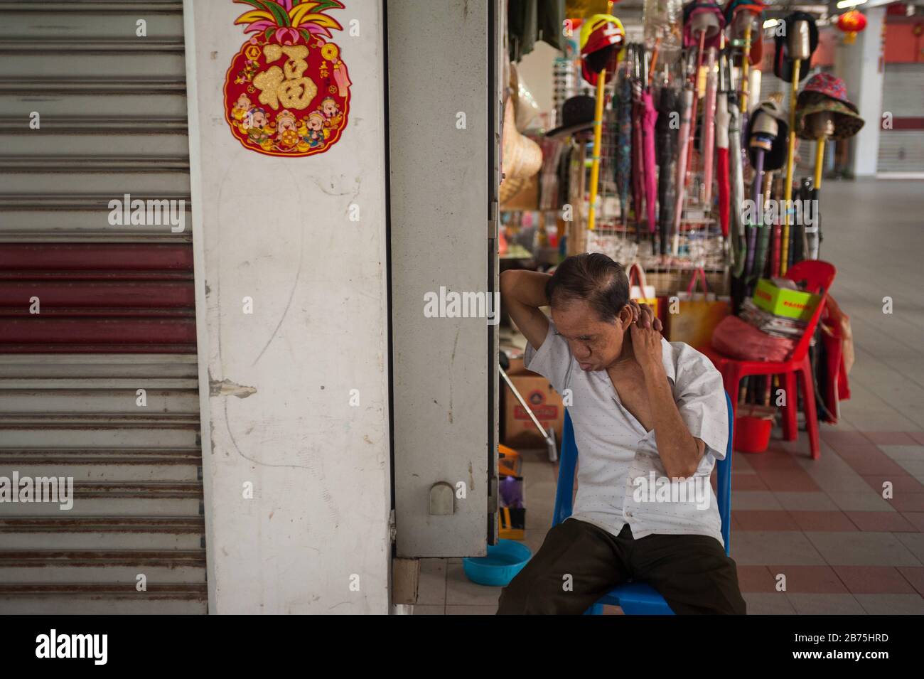 19.02.2018, Singapur, Republik Singapur, Asien - ein älterer Mann sitzt auf einem Stuhl im Chinatown Complex Einkaufszentrum im Chinatown District in Singapur und nimmt einen Nickerchen. [Automatisierte Übersetzung] Stockfoto