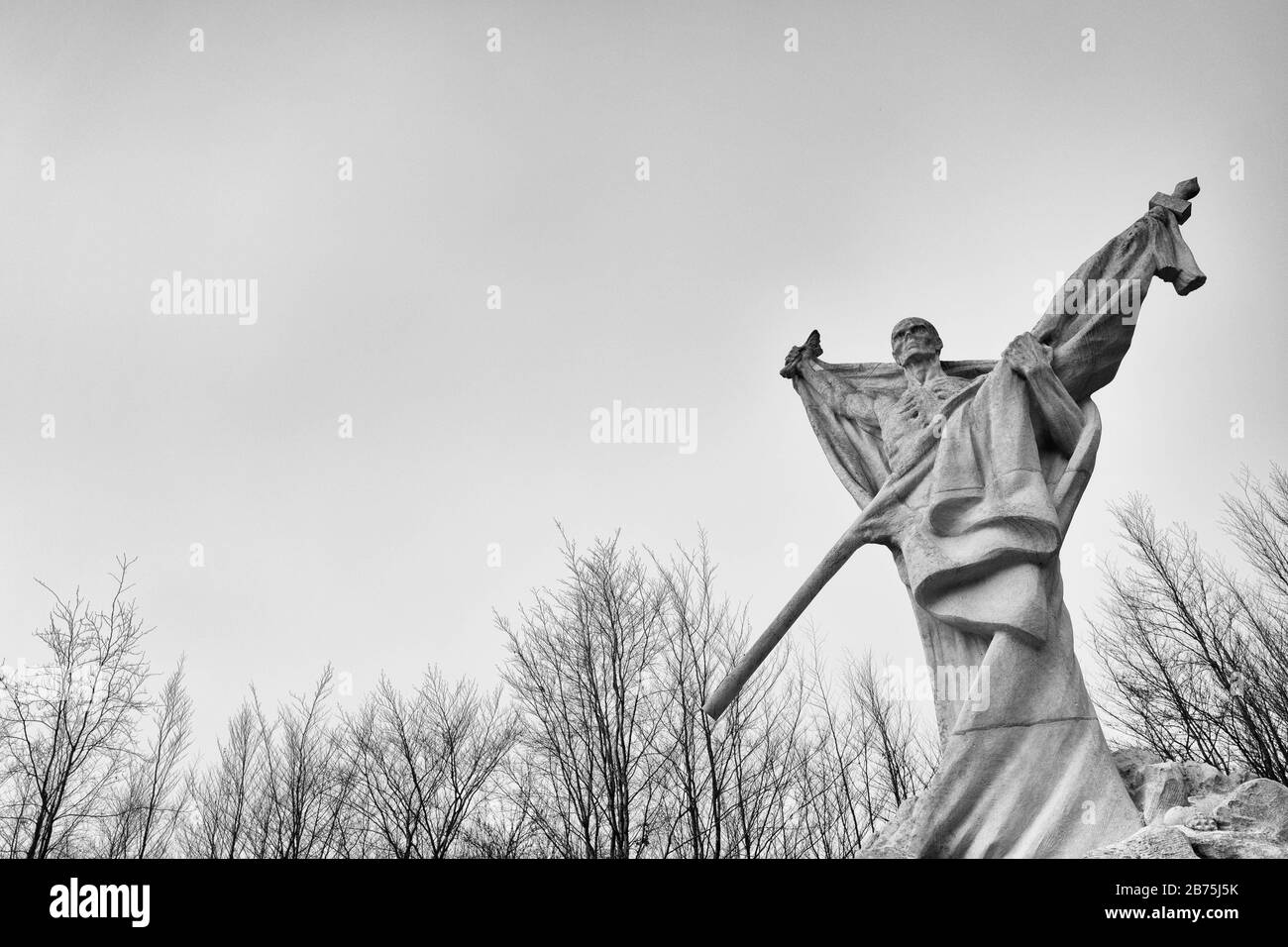 Denkmal auf einem Hügel namens "Le Mort Homme" - der Tote - am westlichen Ufer der Maas, das während der Schlacht um Verdun im Jahr 1916 heftig umkämpft war. Das Denkmal - ein in einem Luftleitblech gewickeltes Skelett trägt die französische Flagge - erinnert an die gefallenen französischen Soldaten. [Automatisierte Übersetzung] Stockfoto