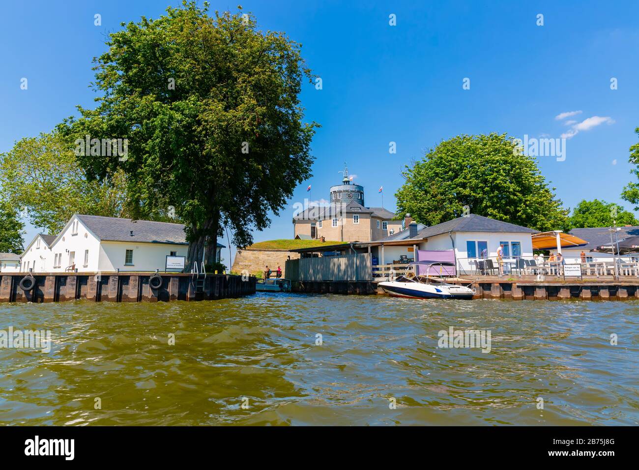 Steinhude, Deutschland - 23. Juni 2019: Insel Wilhelmstein im Steinhuder Meer mit nicht identifizierten Menschen. Die Insel wurde als Befestigungsanlage in angelegt Stockfoto