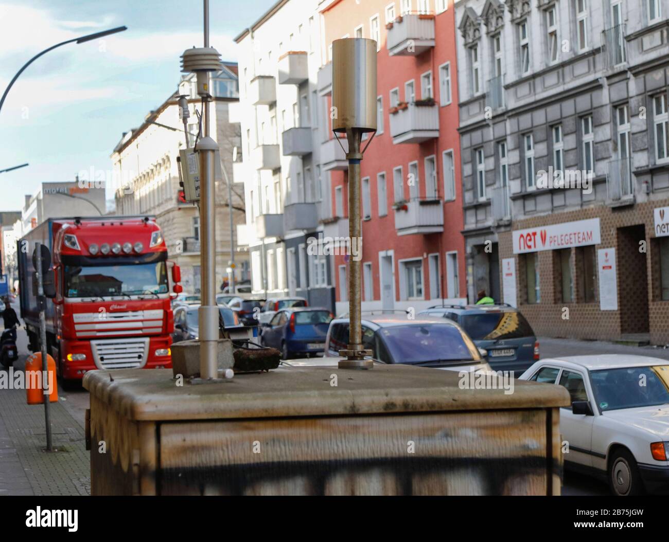 Messstation für Luftverschmutzung an einer belebten Straße mit angrenzenden Wohnhäusern, am 01.02.2018. Seit der Diesel-Affäre wurden Stickoxide diskutiert. An zahlreichen Überwachungsstationen werden EU-Grenzen verletzt. In vielen Städten drohen Fahrverbote, weil die Stickoxid-Werte überschritten werden. [Automatisierte Übersetzung] Stockfoto