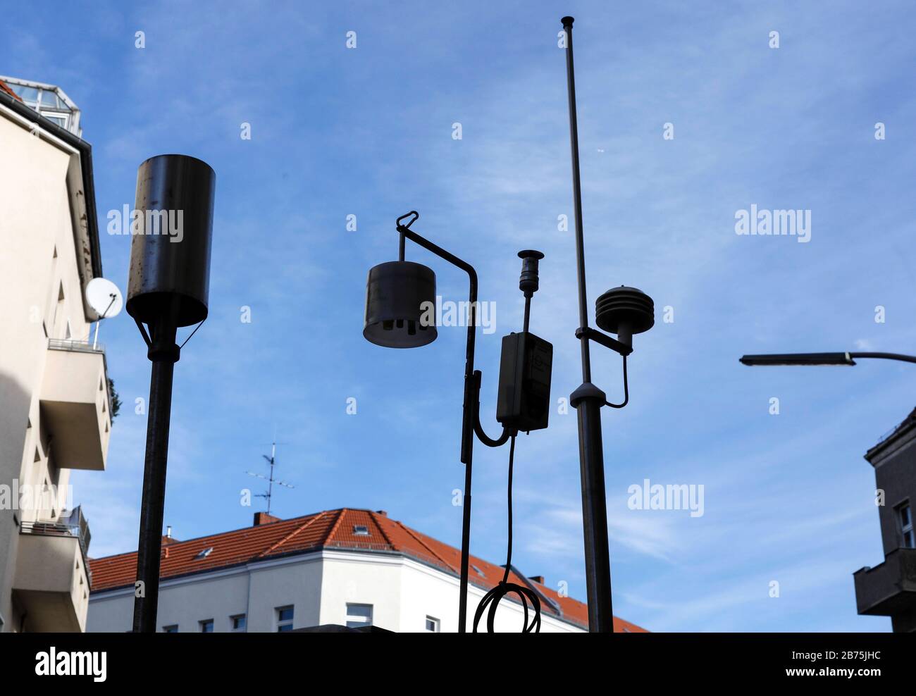 Messstation für Luftverschmutzung an einer belebten Straße mit angrenzenden Wohnhäusern, am 01.02.2018. Seit der Diesel-Affäre wurden Stickoxide diskutiert. An zahlreichen Überwachungsstationen werden EU-Grenzen verletzt. In vielen Städten drohen Fahrverbote, weil die Stickoxid-Werte überschritten werden. [Automatisierte Übersetzung] Stockfoto