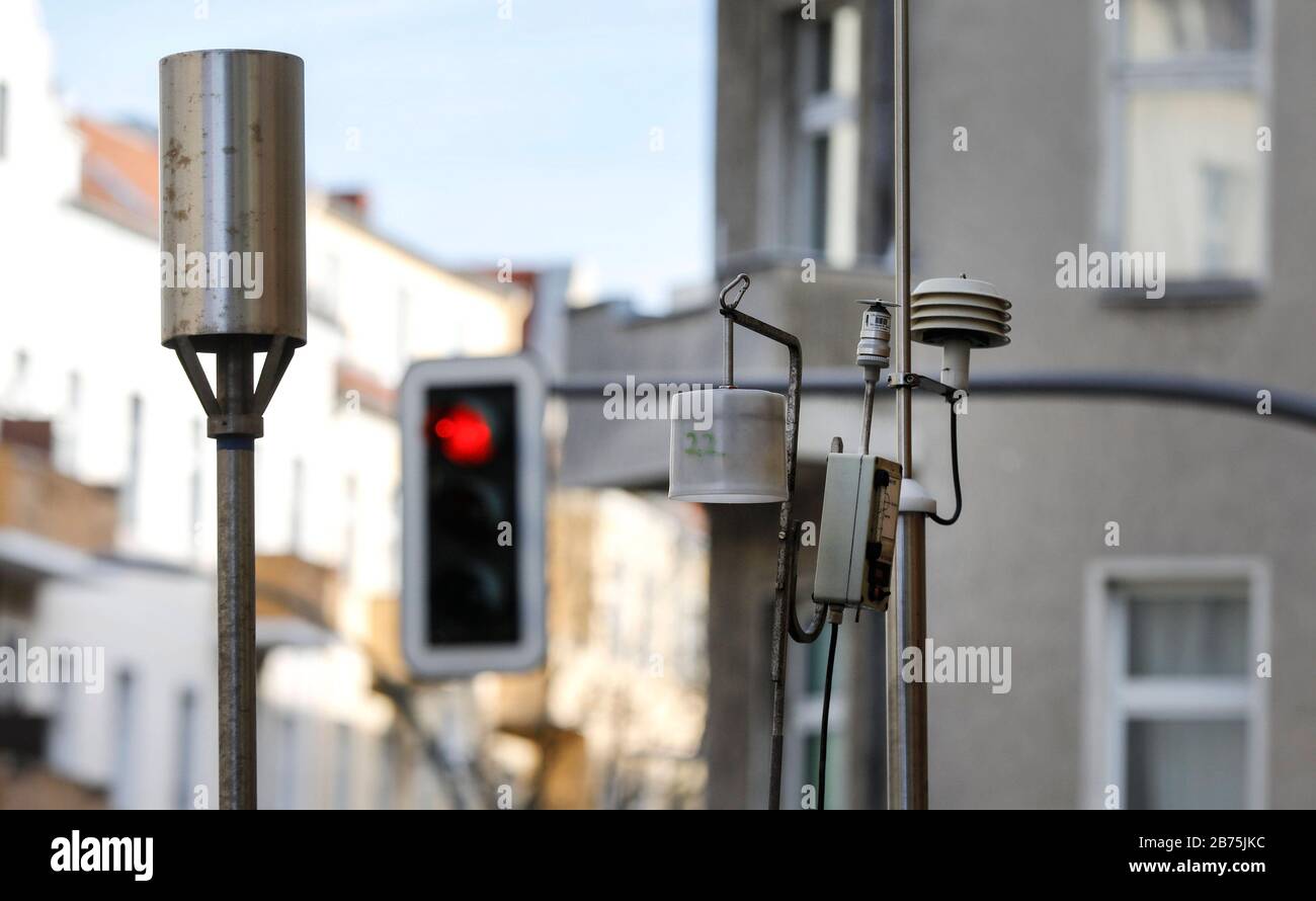 Messstation für Luftverschmutzung an einer belebten Straße mit angrenzenden Wohnhäusern, am 01.02.2018. Seit der Diesel-Affäre wurden Stickoxide diskutiert. An zahlreichen Überwachungsstationen werden EU-Grenzen verletzt. In vielen Städten drohen Fahrverbote, weil die Stickoxid-Werte überschritten werden. [Automatisierte Übersetzung] Stockfoto