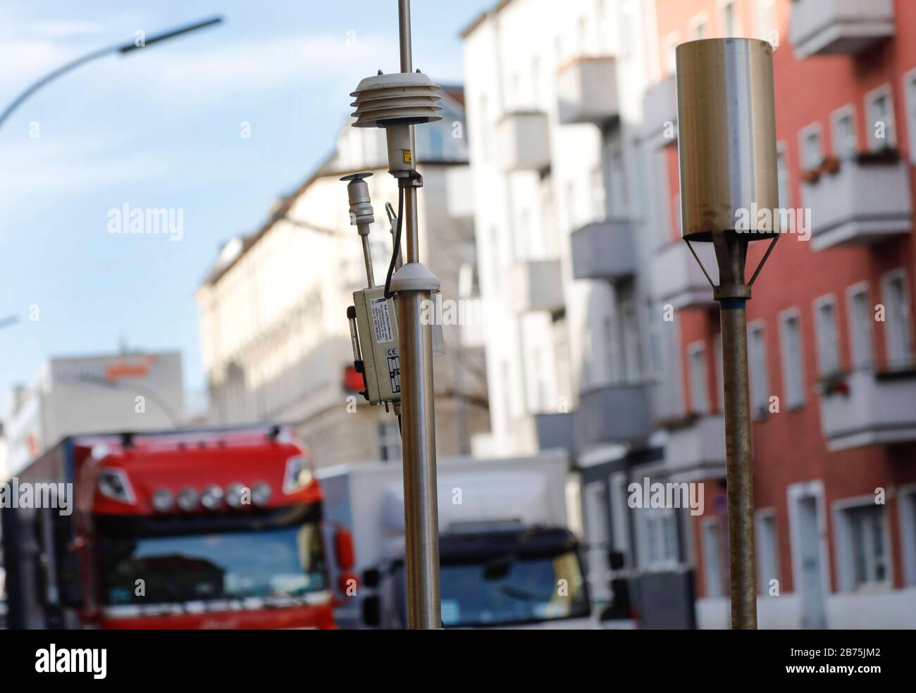 Messstation für Luftverschmutzung an einer belebten Straße mit angrenzenden Wohnhäusern, am 01.02.2018. Seit der Diesel-Affäre wurden Stickoxide diskutiert. An zahlreichen Überwachungsstationen werden EU-Grenzen verletzt. In vielen Städten drohen Fahrverbote, weil die Stickoxid-Werte überschritten werden. [Automatisierte Übersetzung] Stockfoto