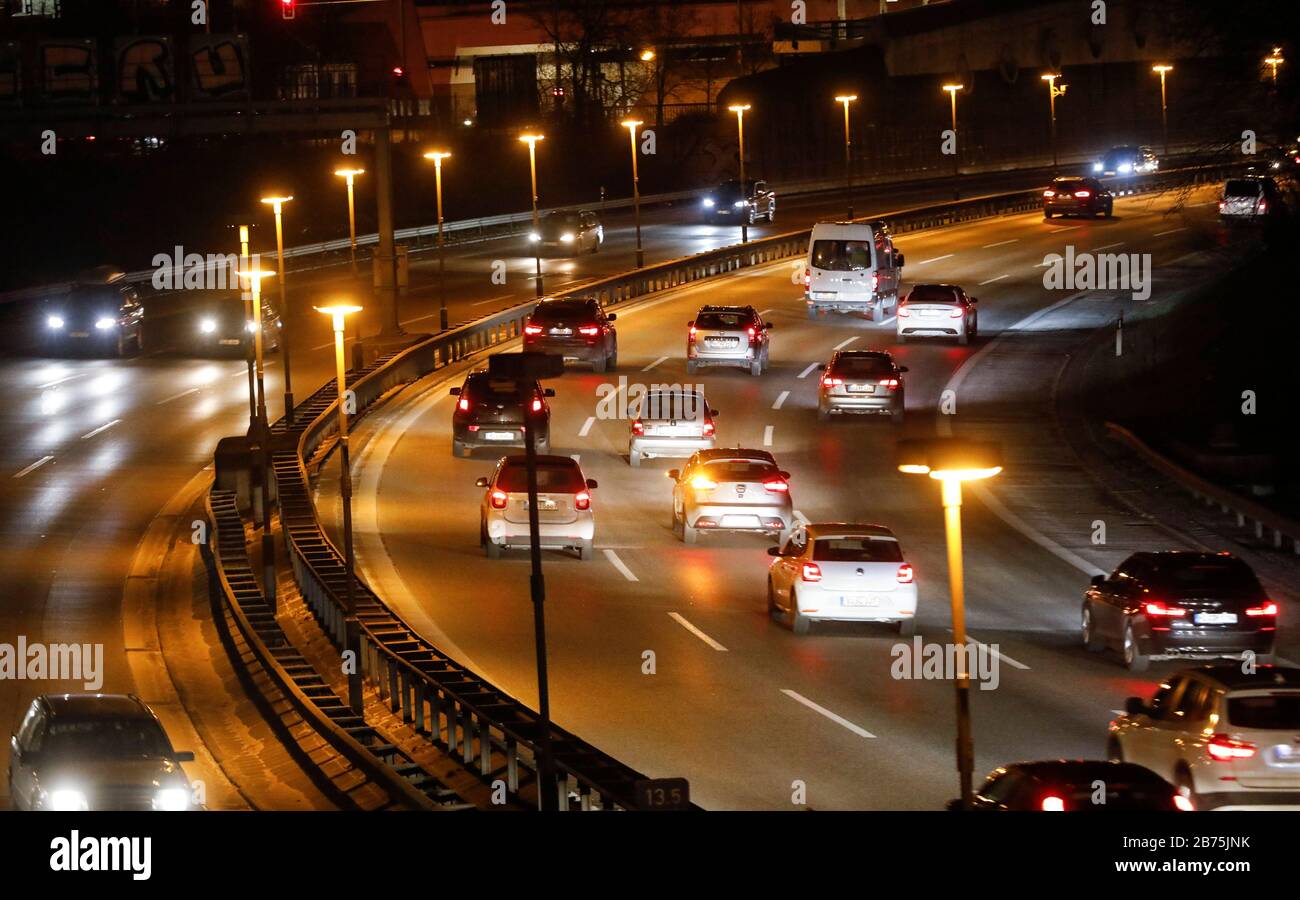 Schwerverkehr zur Hauptverkehrszeit auf der AUTOBAHN A 100 in Berlin. [Automatisierte Übersetzung] Stockfoto