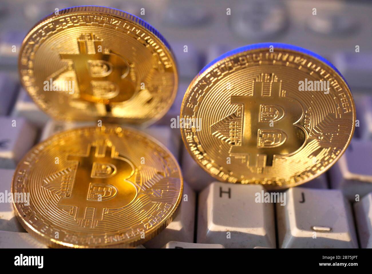 Bitcoin Coins auf einer Computertastatur, am 11. Februar 2018. [Automatisierte Übersetzung] Stockfoto