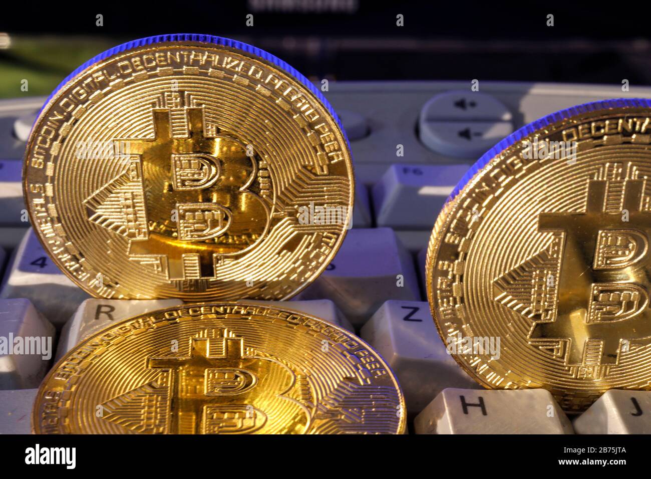 Bitcoin Coins auf einer Computertastatur, am 11. Februar 2018. [Automatisierte Übersetzung] Stockfoto