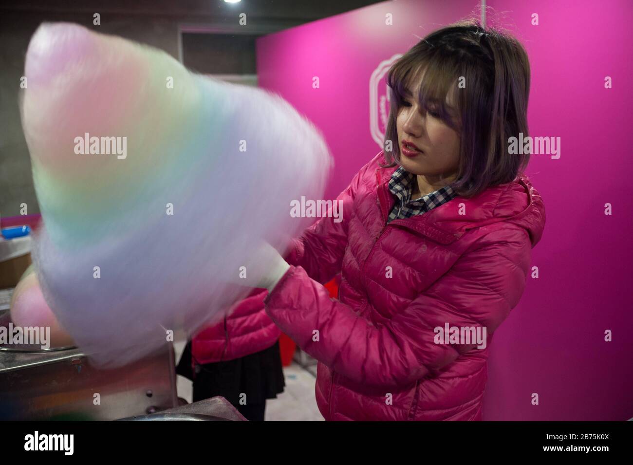 31.12.2017, Tokio, Japan, Asien - EINE junge Frau verkauft in einem Geschäft in der Takeshita-Straße in Harajuku bunte Baumwollkerzenwäsche. [Automatisierte Übersetzung] Stockfoto