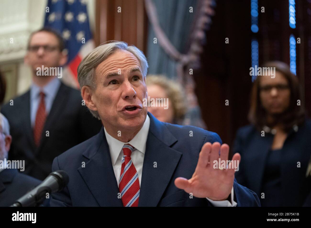 Texas, USA. März 2020. Texas Reg. Greg Abbott erklärt während einer Pressekonferenz in seinem Kapitolbüro in Austin eine "Katastrophenkatastrophe" im Staat als texanische Klammern für einen Ansturm von Coronavirus-Fällen.Später am Tag erklärte der Präsident Donald Trump einen nationalen Notfall, während die Vereinigten Staaten weiterhin gegen die Verbreitung des Virus kämpfen. Credit: Bob Daemmrich/Alamy Live News Stockfoto