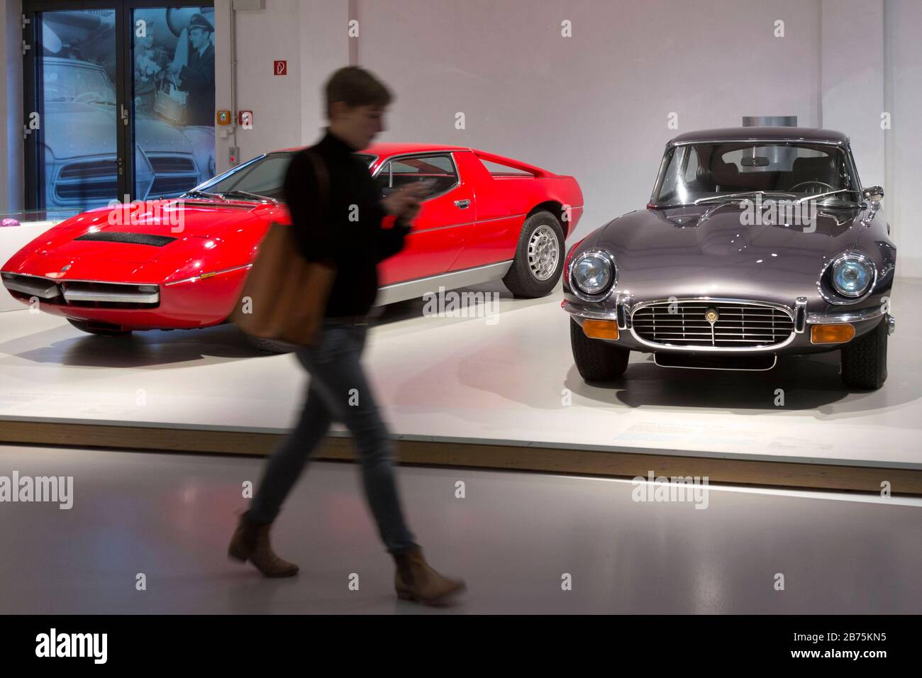 Ein Maserati Merak SS und ein Jaguar E-TYPE sind in der Ausstellung des Deutschen Technikmuseums am 05.12.2017 in Berlin zu sehen. Das Deutsche Technikmuseum verfügt über mehr als 200 historische Oldtimer-Autos. 30 von ihnen sind dauerhaft in der Ausstellung "Mensch in Fahrt" zu sehen, die anderen Fahrzeuge befinden sich im Museumsdepot. [Automatisierte Übersetzung] Stockfoto