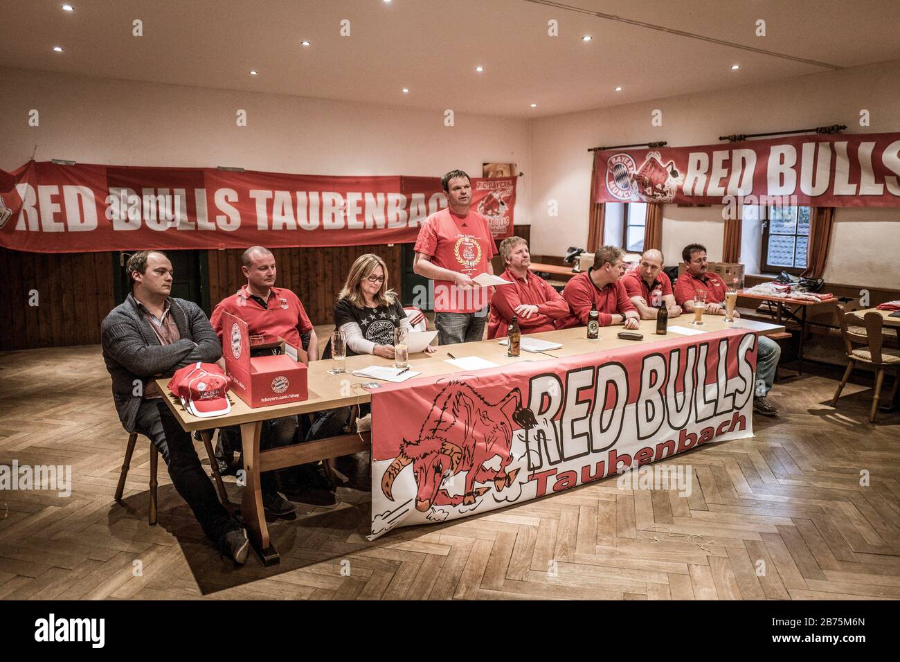 Der FC Bayern Fanclub "Red Bulls Taubenbach" veranstaltet seine jährliche Hauptversammlung im Gasthaus "Pechaigner" in Noppling in Rottal, Niederbayern. [Automatisierte Übersetzung] Stockfoto