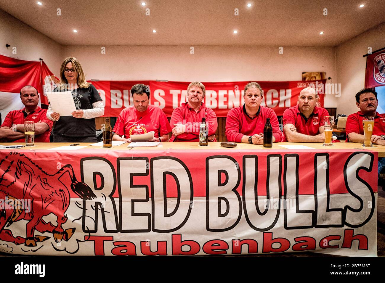 Der FC Bayern Fanclub "Red Bulls Taubenbach" veranstaltet seine jährliche Hauptversammlung im Gasthaus "Pechaigner" in Noppling in Rottal, Niederbayern. [Automatisierte Übersetzung] Stockfoto