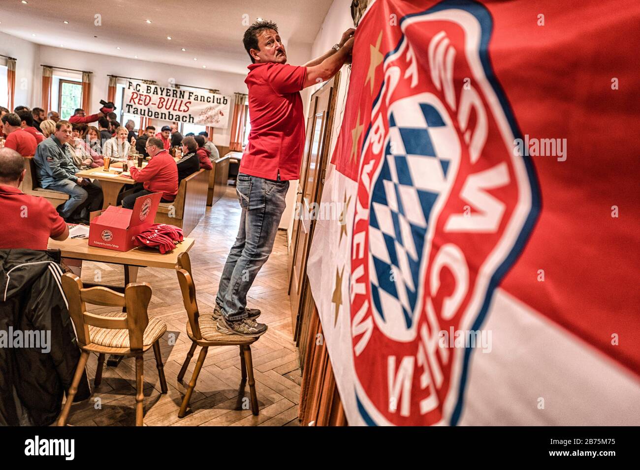 Der FC Bayern Fanclub "Red Bulls Taubenbach" veranstaltet seine jährliche Hauptversammlung im Gasthaus "Pechaigner" in Noppling in Rottal, Niederbayern. [Automatisierte Übersetzung] Stockfoto