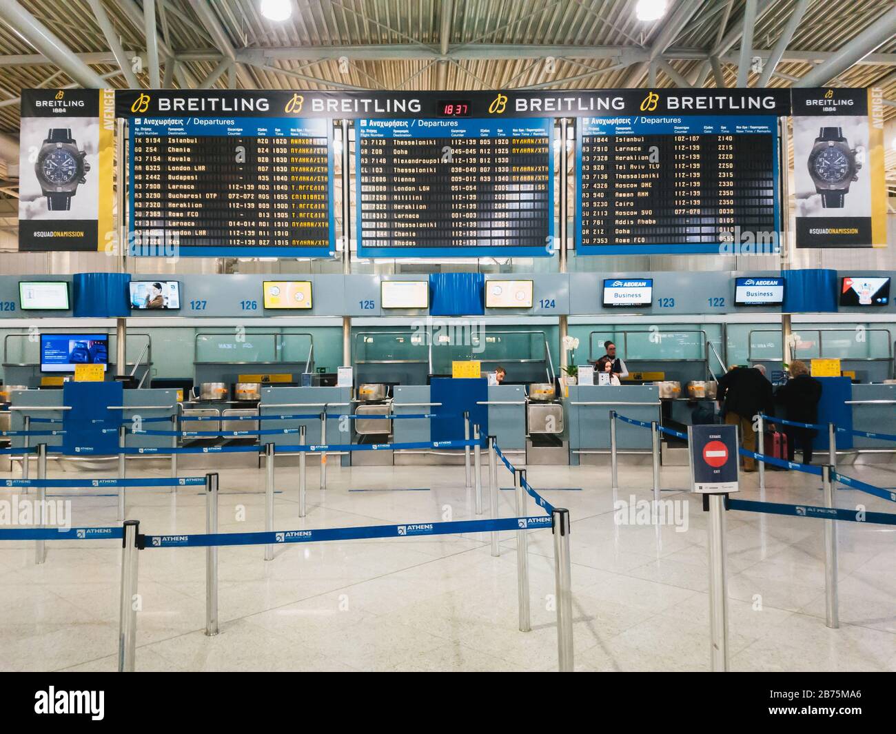 Athen, Griechenland - Februar 11 2020: Internationaler Flughafen Athen Eleftherios Venizelos. Eine leere Abflughalle des Hauptterminals, leerer Check-in d Stockfoto