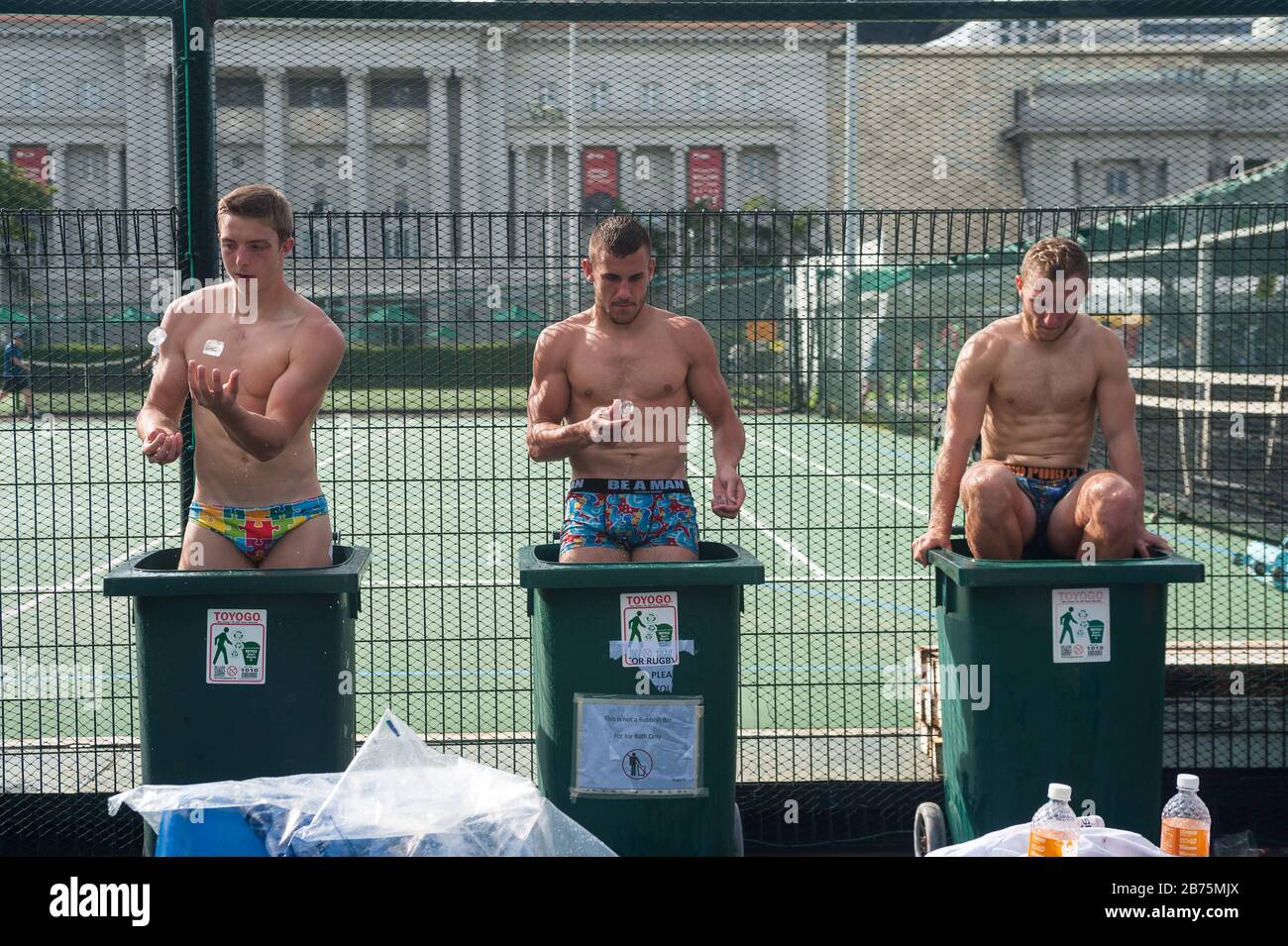 05.11.2017, Singapur, Republik Singapur, Asien - nach einem Spiel beim Rugby-Sevens-Turnier kühlen drei Spieler des französischen Rugbyteams France DT in Mülltonnen ab, die mit Eiswasser gefüllt sind. Nur für redaktionelle Zwecke [automatisierte Übersetzung] Stockfoto