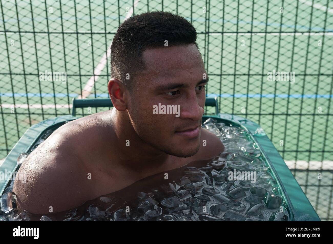 04.11.2017, Singapur, Republik Singapur, Asien - nach einem Spiel beim Rugby Sevens Tournament kühlt sich Kepu Lokotui, Spieler des australischen Rugbyteams Casuarina Cougars, in einem Mülleimer ab, der mit Eiswasser gefüllt ist. Nur für redaktionelle Zwecke [automatisierte Übersetzung] Stockfoto