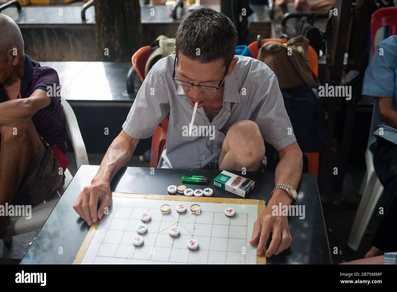 03.11.2017, Singapur, Republik Singapur, Asien - ältere Männer spielen chinesisches Schach, auch Xiangqi genannt, auf einem öffentlichen Platz neben dem Buddha-Zahnrelikat-Tempel im singapurischen Chinatown-Viertel. Oft sind kleinere Geldbeträge beteiligt. [Automatisierte Übersetzung] Stockfoto