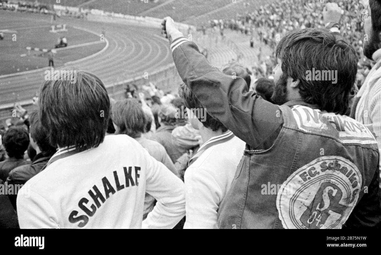 Schalke-Fans in der alten Glueckauf Kampfbahn, dem ersten Stadion von Schalke 04. [Automatisierte Übersetzung] Stockfoto