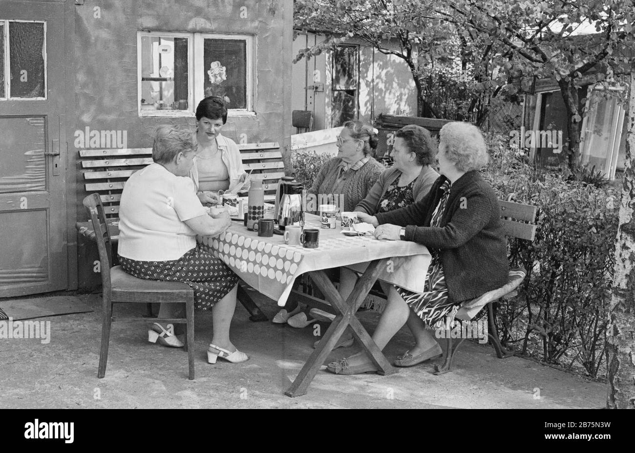 Am 19. Juni 1989 trafen sich Frauen aus einer Dortmunder Wohnanlage zum Kaffee in einer Kleingartenanlage. [Automatisierte Übersetzung] Stockfoto