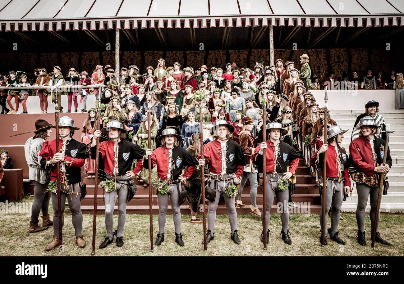 Generalprobe für die Hochzeit in Landshuter auf dem Turnierhof wenige Tage vor Beginn der Aufführung. Das alle vier Jahre stattfindende historische fest geht auf die Heirat zwischen dem bayerischen Herzog Georg dem reichen und Hedwig Jagiellonica in Landshuter 1475 zurück. [Automatisierte Übersetzung] Stockfoto