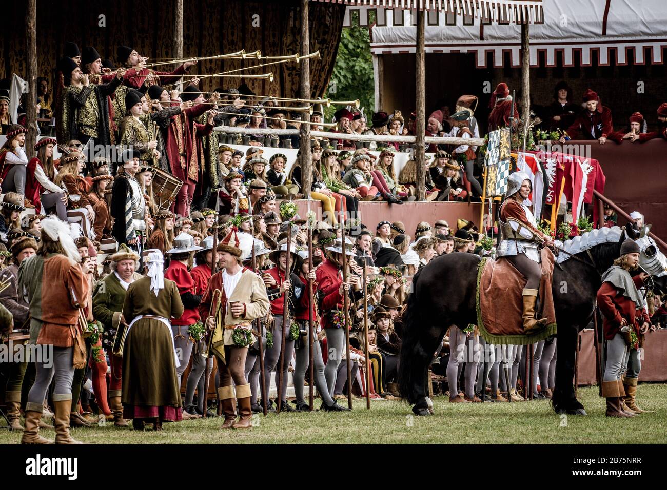 Generalprobe für die Hochzeit in Landshuter auf dem Turnierhof wenige Tage vor Beginn der Aufführung. Das alle vier Jahre stattfindende historische fest geht auf die Heirat zwischen dem bayerischen Herzog Georg dem reichen und Hedwig Jagiellonica in Landshuter 1475 zurück. [Automatisierte Übersetzung] Stockfoto