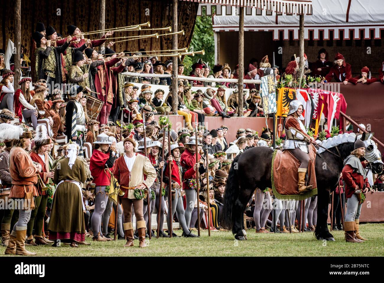 Generalprobe für die Hochzeit in Landshuter auf dem Turnierhof wenige Tage vor Beginn der Aufführung. Das alle vier Jahre stattfindende historische fest geht auf die Heirat zwischen dem bayerischen Herzog Georg dem reichen und Hedwig Jagiellonica in Landshuter 1475 zurück. [Automatisierte Übersetzung] Stockfoto