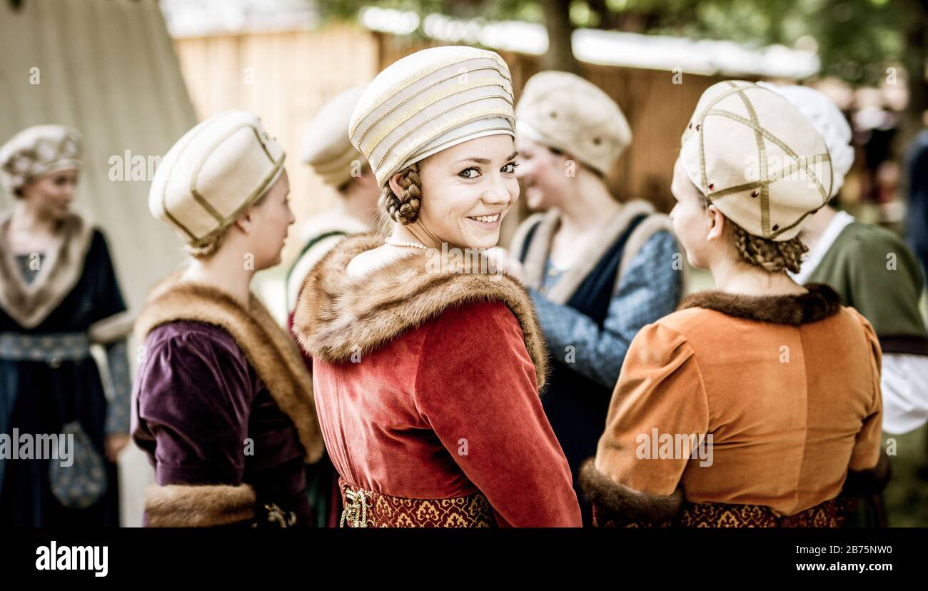 Generalprobe für die Hochzeit in Landshuter auf dem Turnierhof wenige Tage vor Beginn der Aufführung. Das alle vier Jahre stattfindende historische fest geht auf die Heirat zwischen dem bayerischen Herzog Georg dem reichen und Hedwig Jagiellonica in Landshuter 1475 zurück. [Automatisierte Übersetzung] Stockfoto