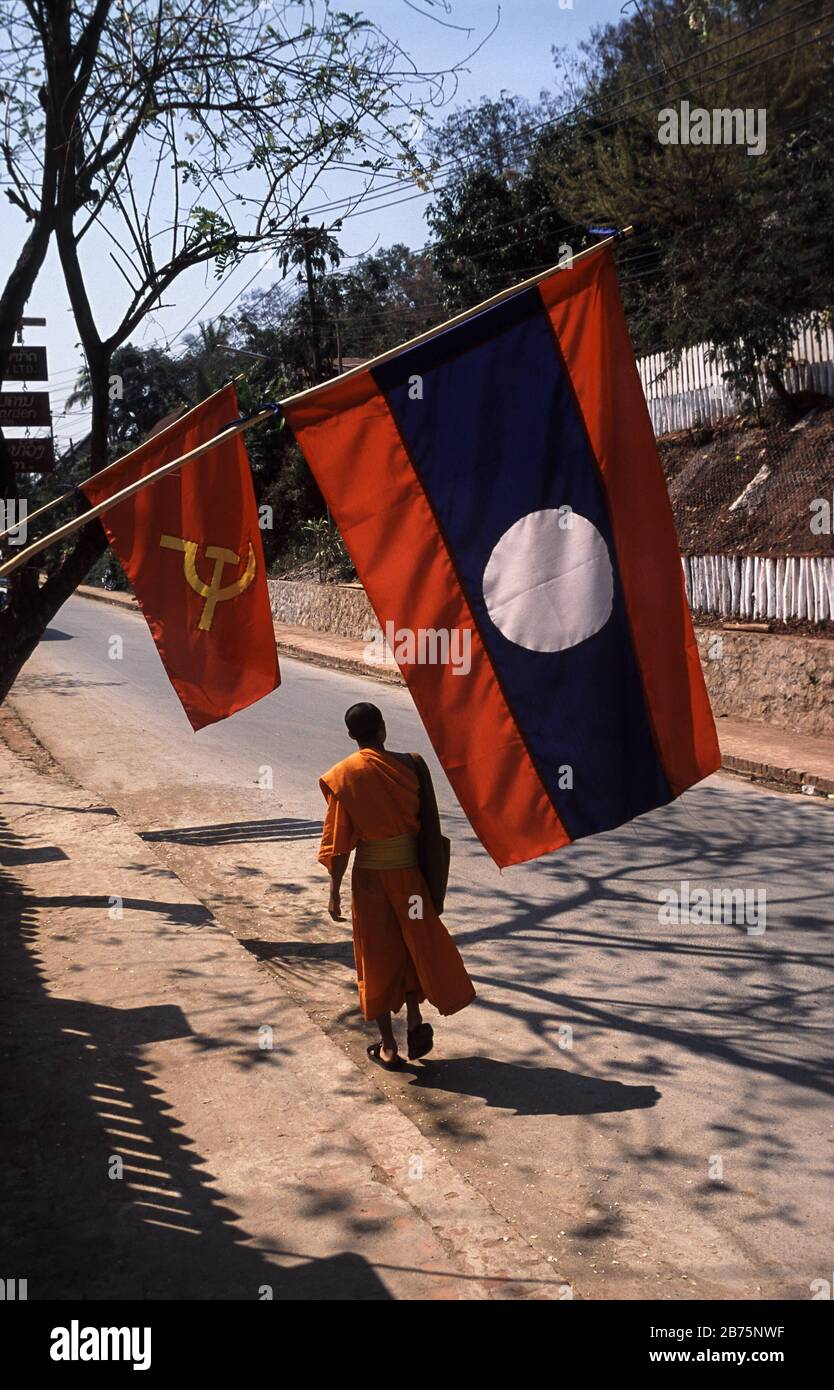 09.02.2010, Luang Prabang, Laos, Asien - EIN buddhistischer Mönch spaziert auf einer Straße in Luang Prabang. [Automatisierte Übersetzung] Stockfoto