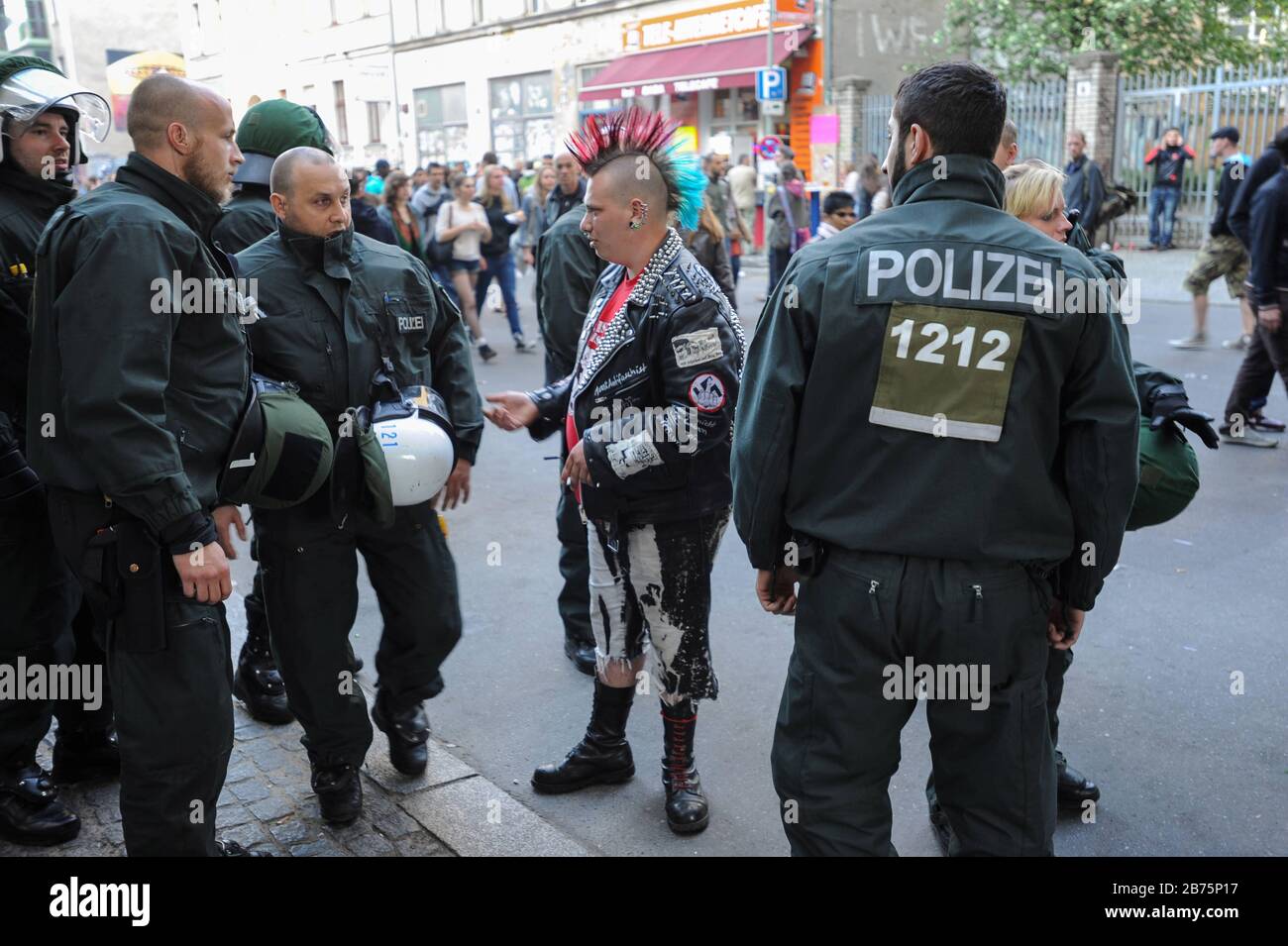 01.05.2011, Berlin, Deutschland, Europa - EIN am Rande der 1. Mai-Demonstration diskutierter Punk mit einer Gruppe von Polizisten in der Oranienstraße in Berlin-Kreuzberg. [Automatisierte Übersetzung] Stockfoto