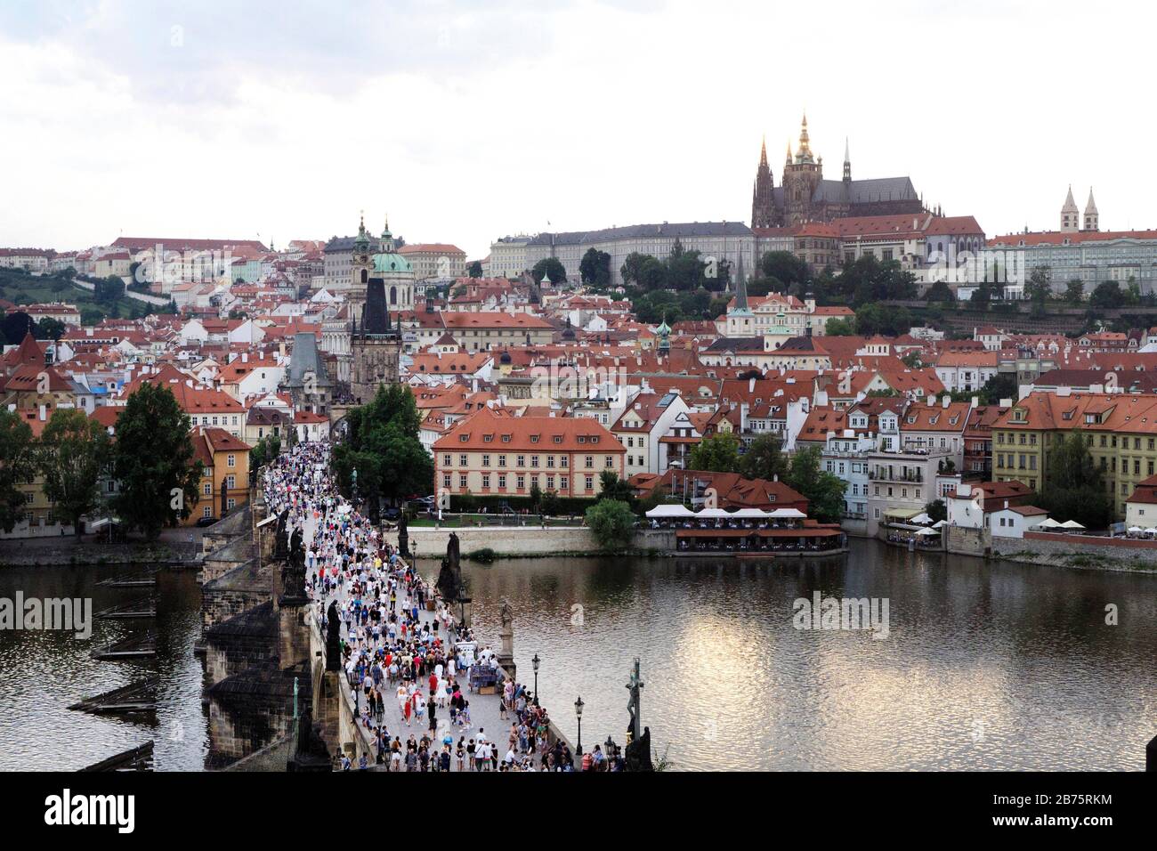 Viele Touristen gehen am 09.07.2017 über die Karlsbrücke in Prag. Im Hintergrund sehen Sie die Prager Burg und den Veitsdom. [Automatisierte Übersetzung] Stockfoto