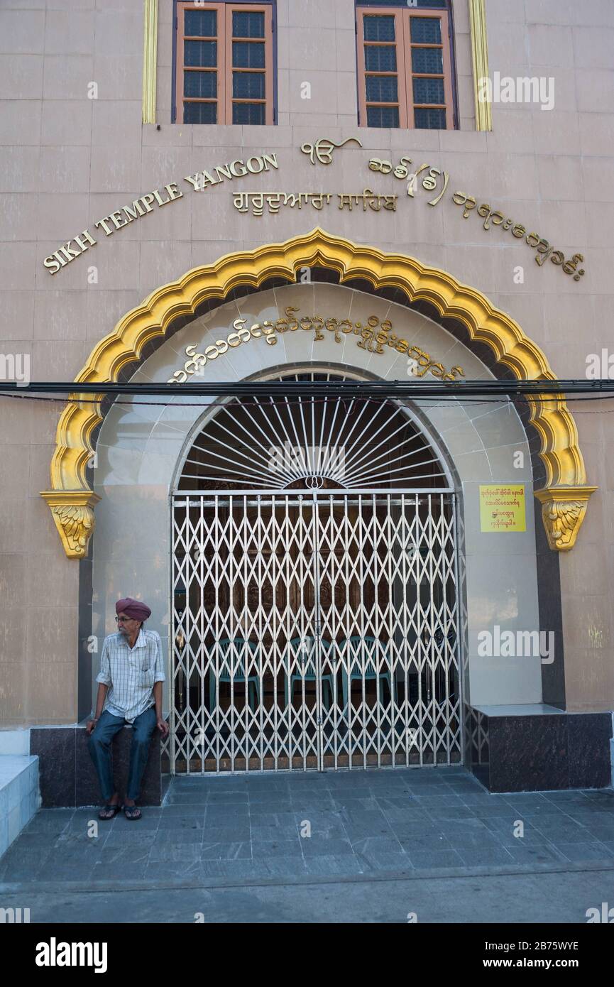 27.01.2017, Yangon, Yangon Region, Republik der Union von Myanmar, Asien - EIN Sikh sitzt vor einem Sikh-Tempel in Yangon. [Automatisierte Übersetzung] Stockfoto