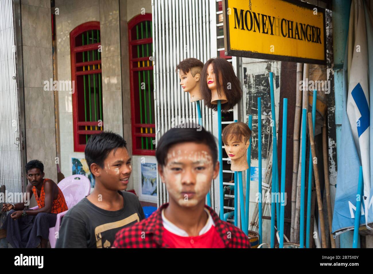 27.01.2017, Yangon, Yangon Region, Republik der Union Myanmar, Asien - Jugendliche im Chinatown-Distrikt führen ein Austauschbüro mit Plastikköpfen davor durch. [Automatisierte Übersetzung] Stockfoto