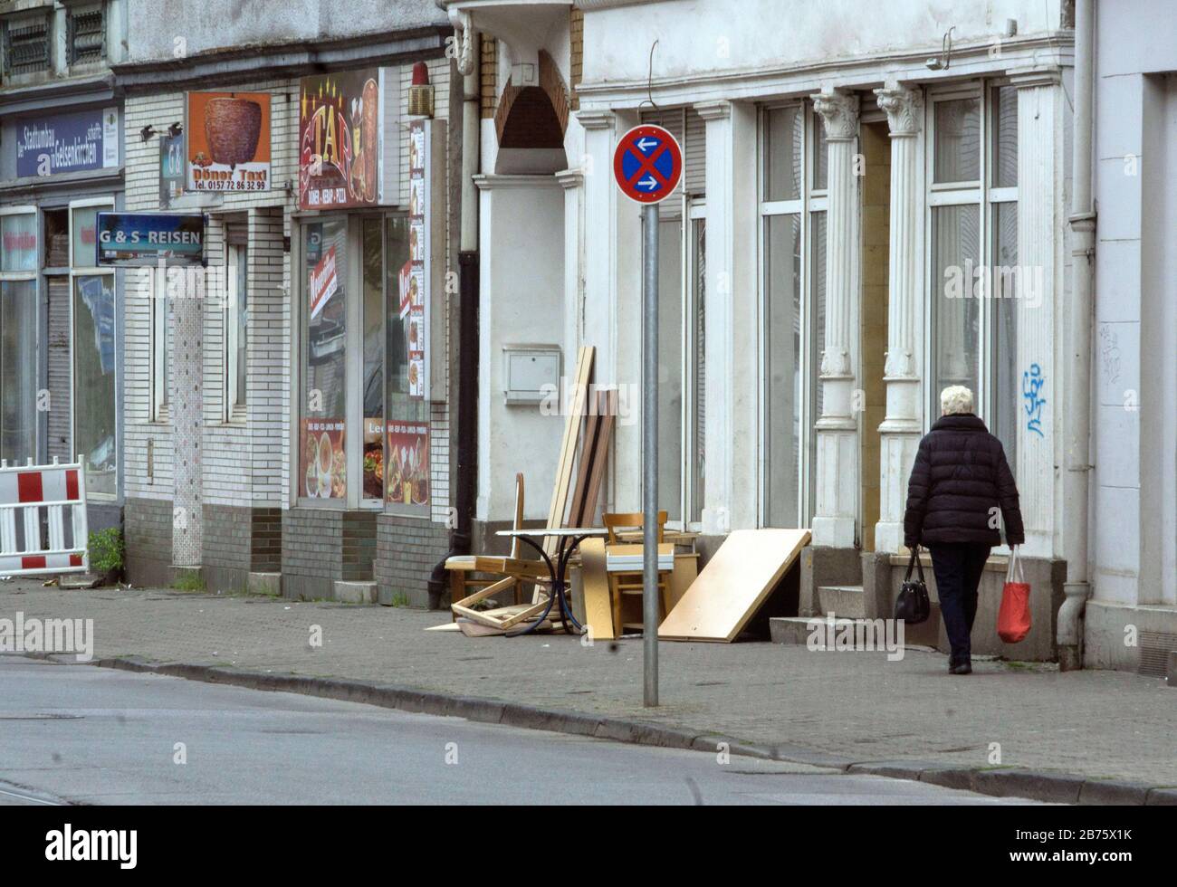 Blick auf den 21.04.2017 in eine Straße mit leeren heruntergekommenen Häusern und ungenutzten Geschäften. Mit einer Arbeitslosenquote von 14 % (Januar 2017) und einem Ausländeranteil von knapp 20 % steht die Stadt Gelsenkirchen vor schweren sozialen Problemen. [Automatisierte Übersetzung] Stockfoto