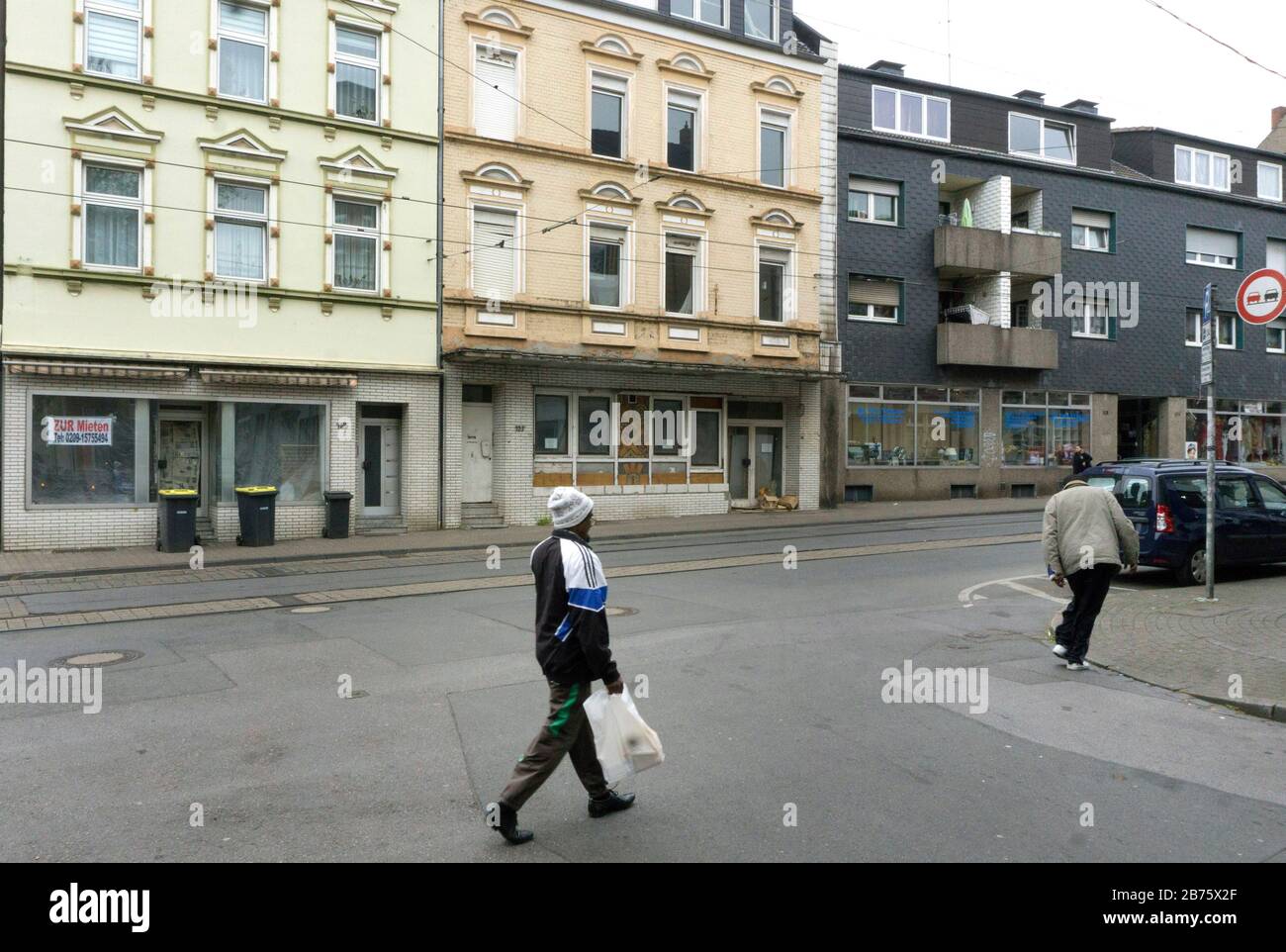 Blick auf den 21.04.2017 in eine Straße mit leeren heruntergekommenen Häusern und ungenutzten Geschäften. Mit einer Arbeitslosenquote von 14 % (Januar 2017) und einem Ausländeranteil von knapp 20 % steht die Stadt Gelsenkirchen vor schweren sozialen Problemen. [Automatisierte Übersetzung] Stockfoto