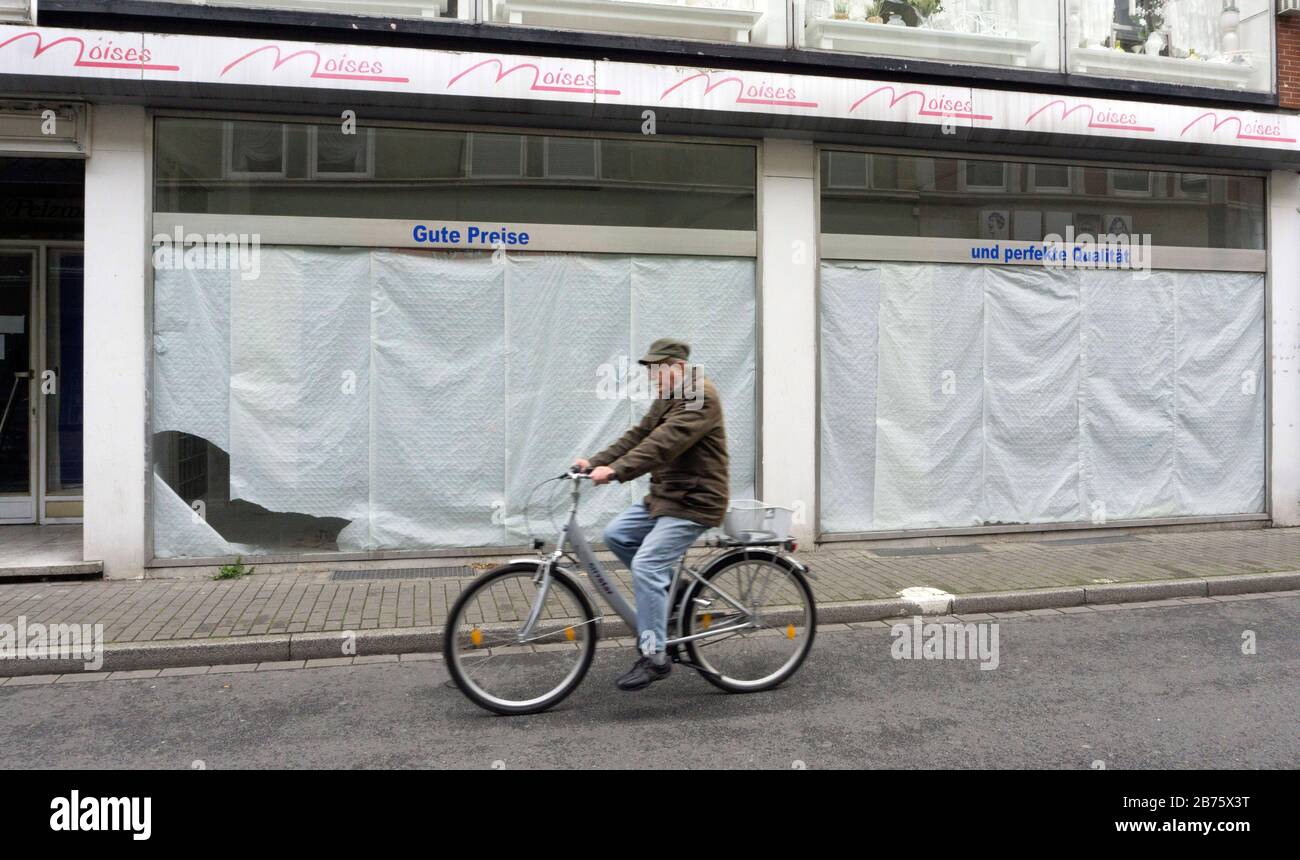 Blick auf den 22.04.2017 in eine Straße mit leeren heruntergekommenen Häusern und ungenutzten Geschäften. Mit einer Arbeitslosenquote von 14 % (Januar 2017) und einem Ausländeranteil von knapp 20 % steht die Stadt Gelsenkirchen vor schweren sozialen Problemen. [Automatisierte Übersetzung] Stockfoto