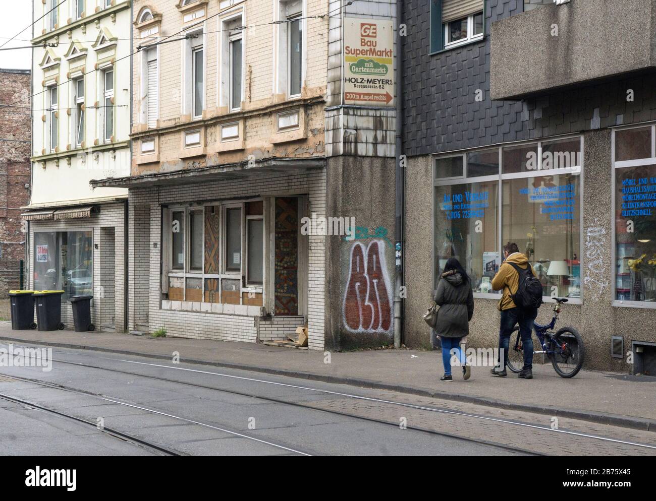 Blick auf den 21.04.2017 in eine Straße mit leeren heruntergekommenen Häusern und ungenutzten Geschäften. Mit einer Arbeitslosenquote von 14 % (Januar 2017) und einem Ausländeranteil von knapp 20 % steht die Stadt Gelsenkirchen vor schweren sozialen Problemen. [Automatisierte Übersetzung] Stockfoto