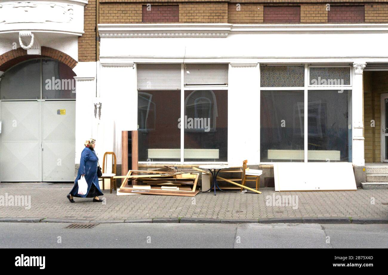 Blick auf den 21.04.2017 in eine Straße mit leeren heruntergekommenen Häusern und ungenutzten Geschäften. Mit einer Arbeitslosenquote von 14 % (Januar 2017) und einem Ausländeranteil von knapp 20 % steht die Stadt Gelsenkirchen vor schweren sozialen Problemen. [Automatisierte Übersetzung] Stockfoto