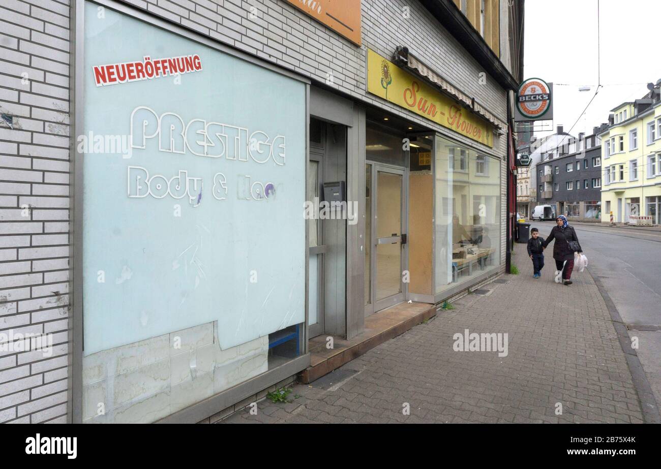 Blick auf den 21.04.2017 in eine Straße mit leeren heruntergekommenen Häusern und ungenutzten Geschäften. Mit einer Arbeitslosenquote von 14 % (Januar 2017) und einem Ausländeranteil von knapp 20 % steht die Stadt Gelsenkirchen vor schweren sozialen Problemen. [Automatisierte Übersetzung] Stockfoto