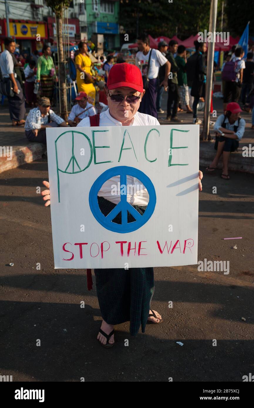 04.02.2017, Yangon, Yangon Region, Republik der Union Myanmar, Asien - EIN Mann nimmt an einer Friedensdemonstration in Yangon Teil. [Automatisierte Übersetzung] Stockfoto