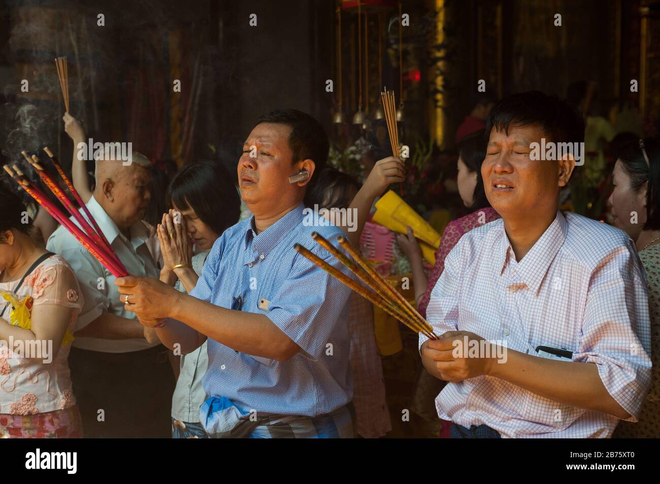 28.01.2017, Yangon, Yangon Region, Republik der Union von Myanmar, Asien - Gläubige Buddhisten beten während der chinesischen Neujahrsfeiern im Kheng Hock Keong Tempel. [Automatisierte Übersetzung] Stockfoto